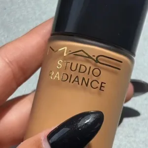 studio-radiance-serum-poweredtm-foundation